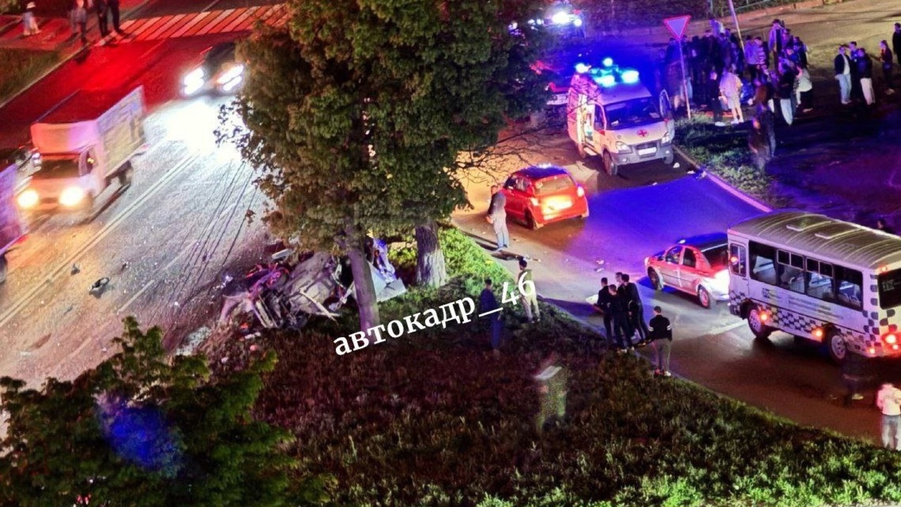 Груды металла и пострадавший водитель: жесткое ДТП в Курске