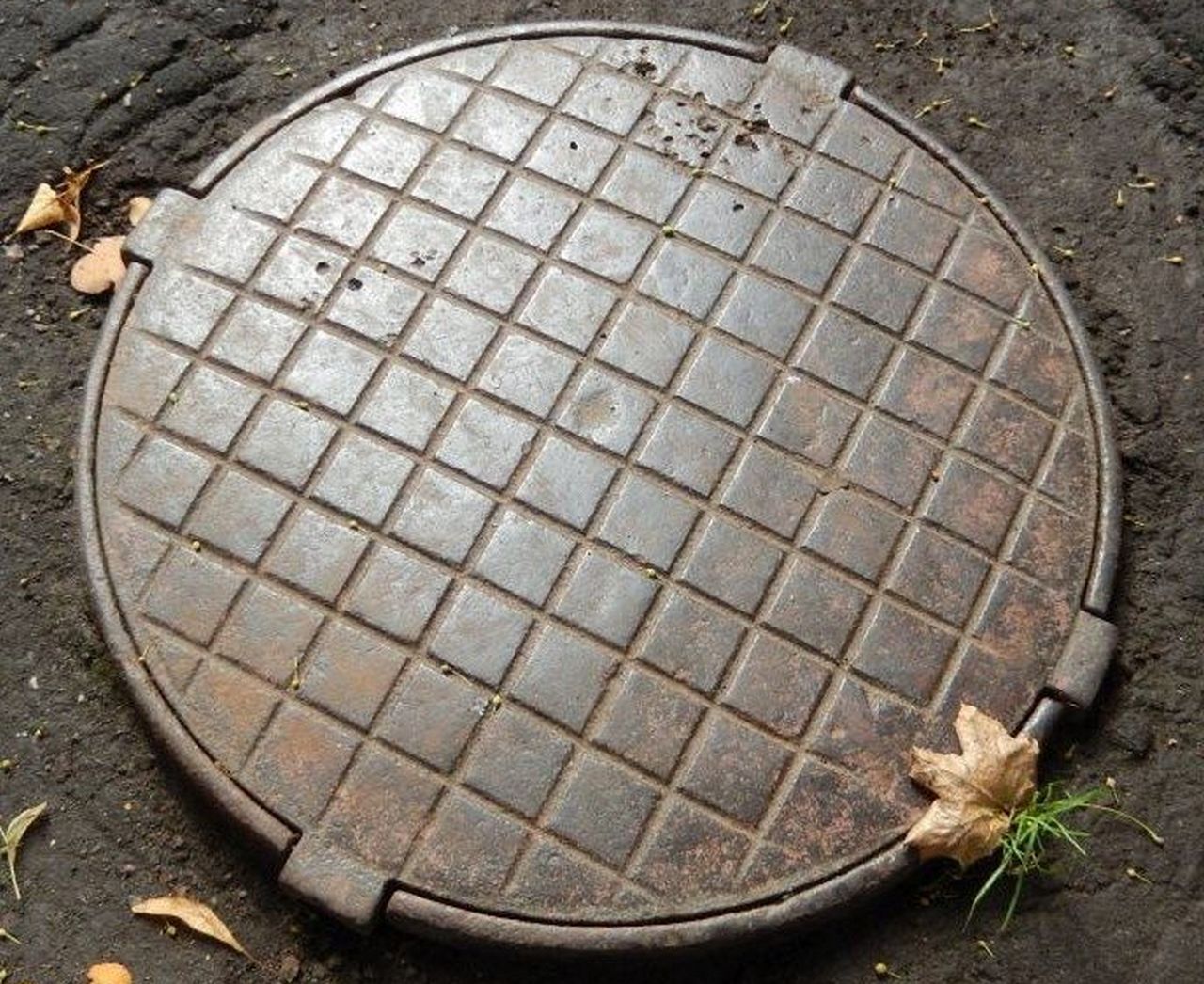 В Курске на ул. Сумской произошла утечка холодной воды в водопроводном колодце | ГТРК «Курск» В Курске на ул. Сумской произошла утечка холодной воды в водопроводном колодце