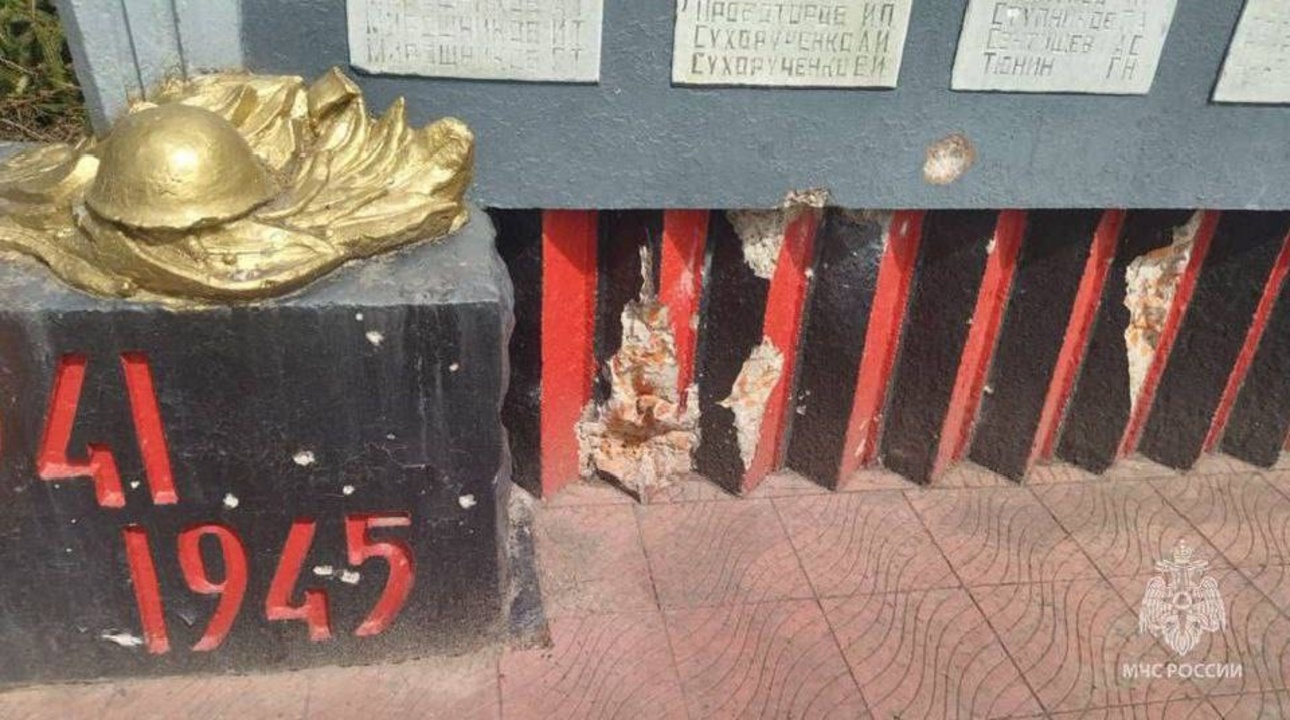 Герои не забыты: курские спасатели привели в порядок мемориал в приграничье