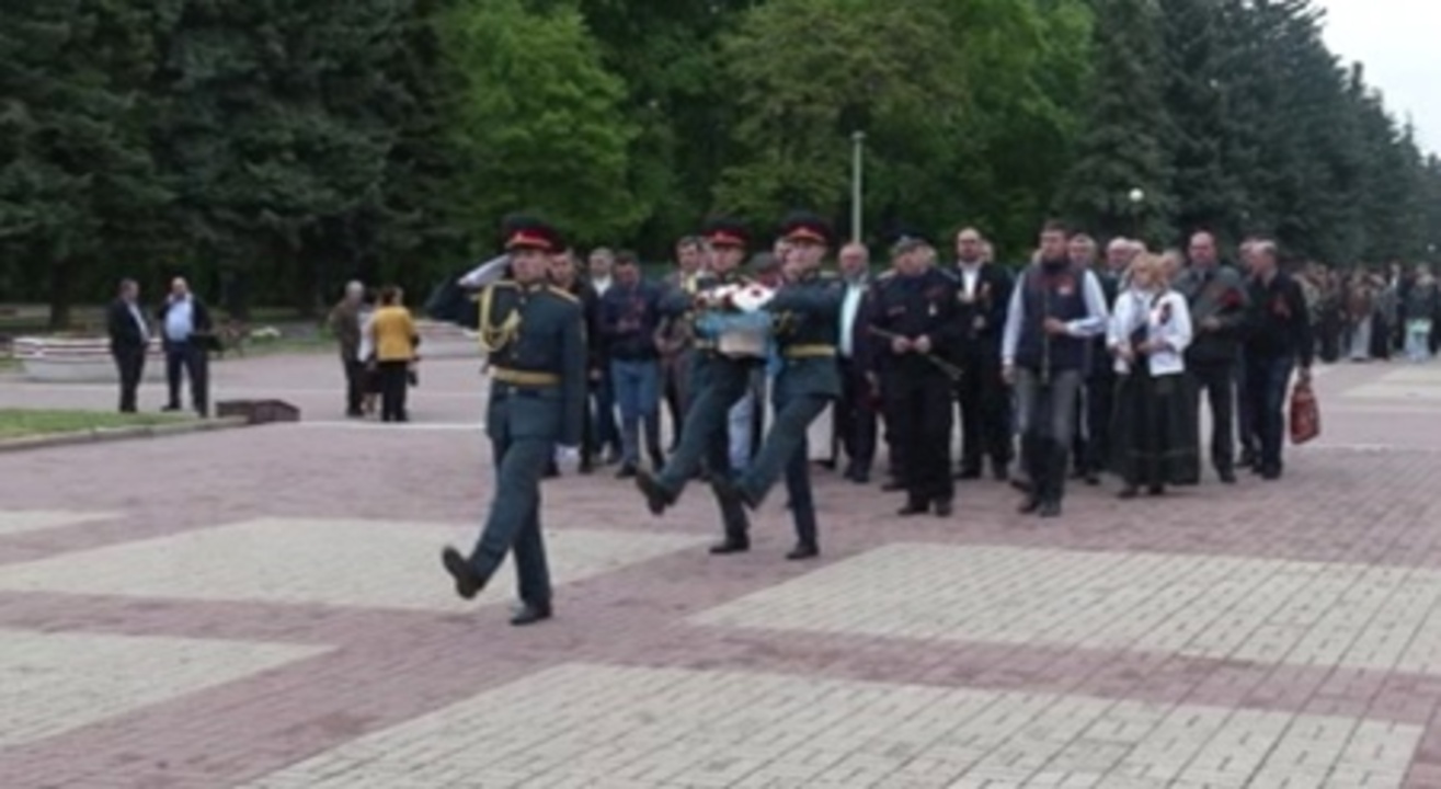 Представители Президентского полка возложили цветы к Вечному огню в Курске на мемориале "Павшим..."