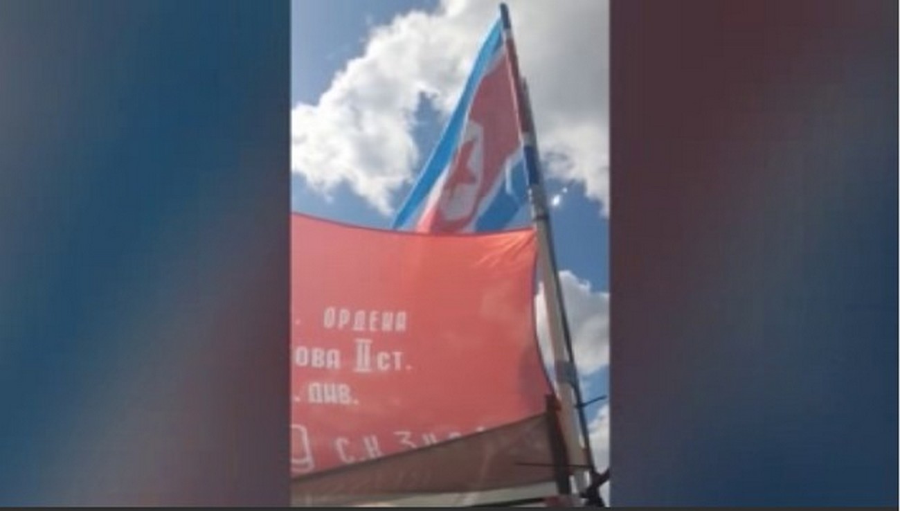 Российский воин поднял флаг в благодарность корейским братьям по оружию в курском приграничье