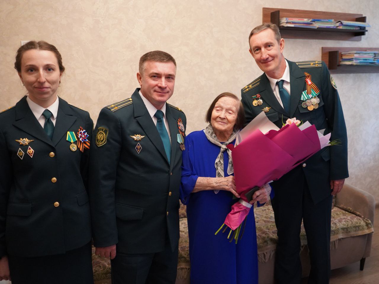 В честь 80-летия Победы курские таможенники вручили ветерану ведомственную медаль «За Доблесть» 