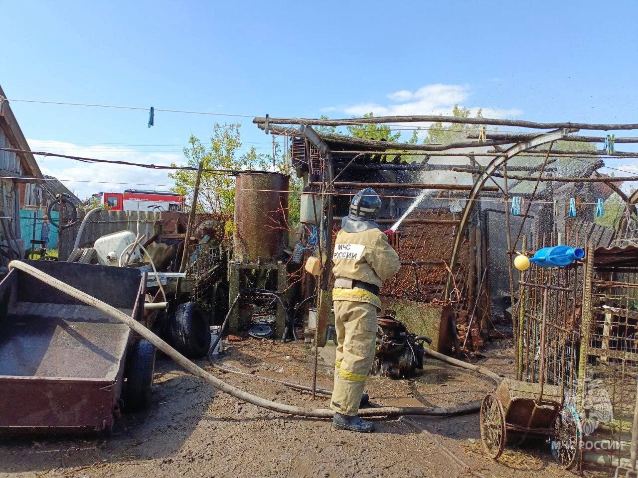 В Льговском районе Курской области загорелась хозпостройка