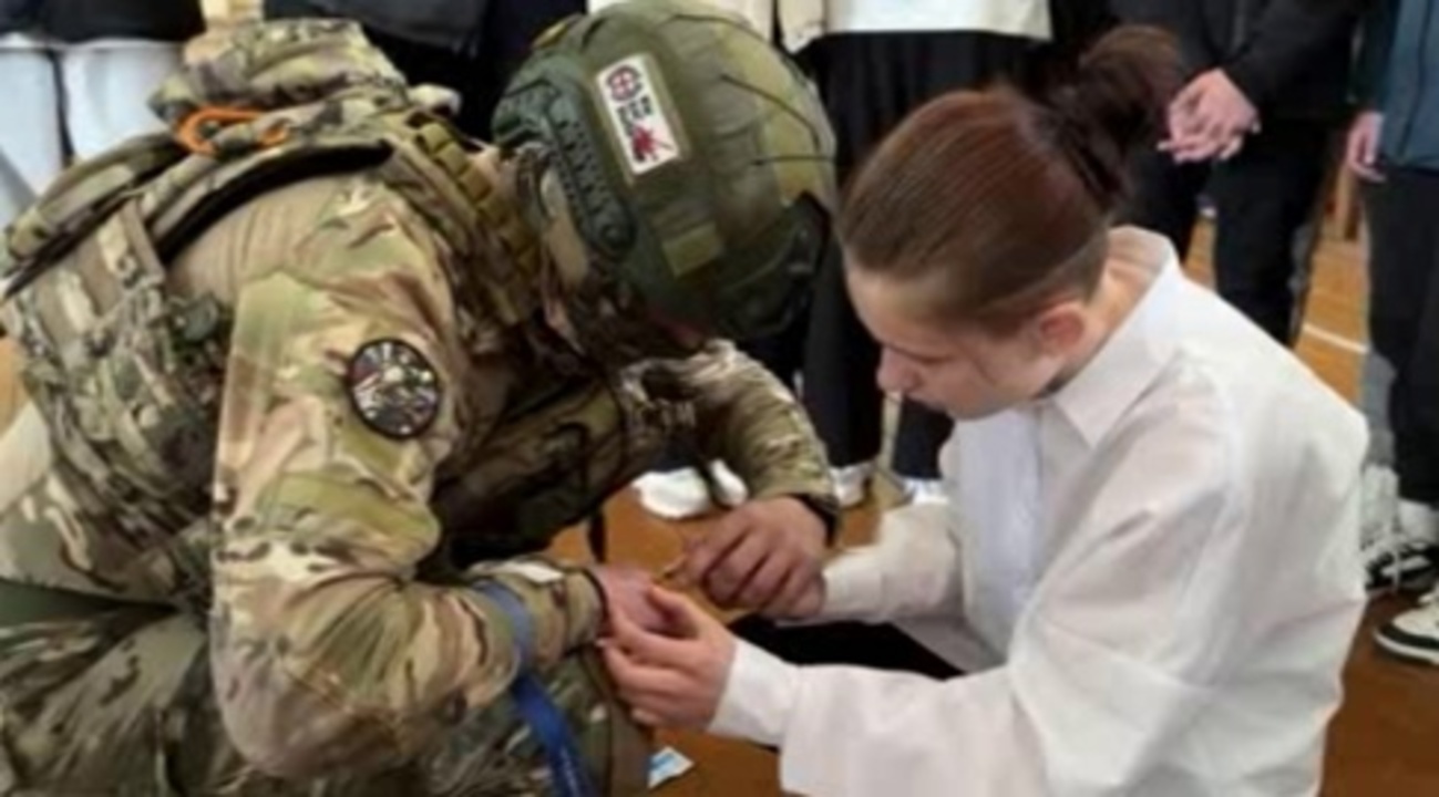 Фронтовые лекари 810 бригады обучают азам тактической медицины курских школьников 