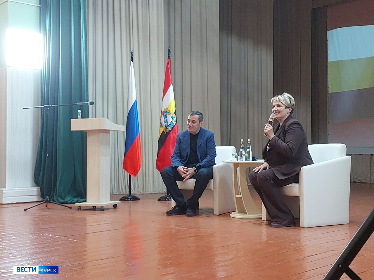 В Касторенском ДК началась встреча Александра Хинштейна с местными жителями