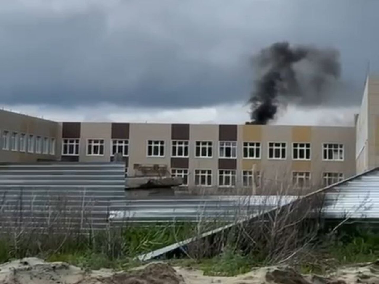 В Большесолдатском районе Курской области загорелась кровля Саморядовской школы после атаки украинского дрона