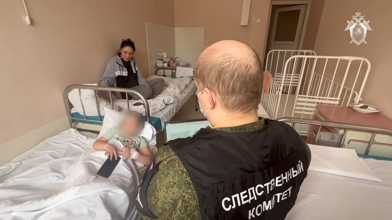 Следователи СК устанавливают обстоятельства ранения ребенка при атаке ВСУ в Курской области