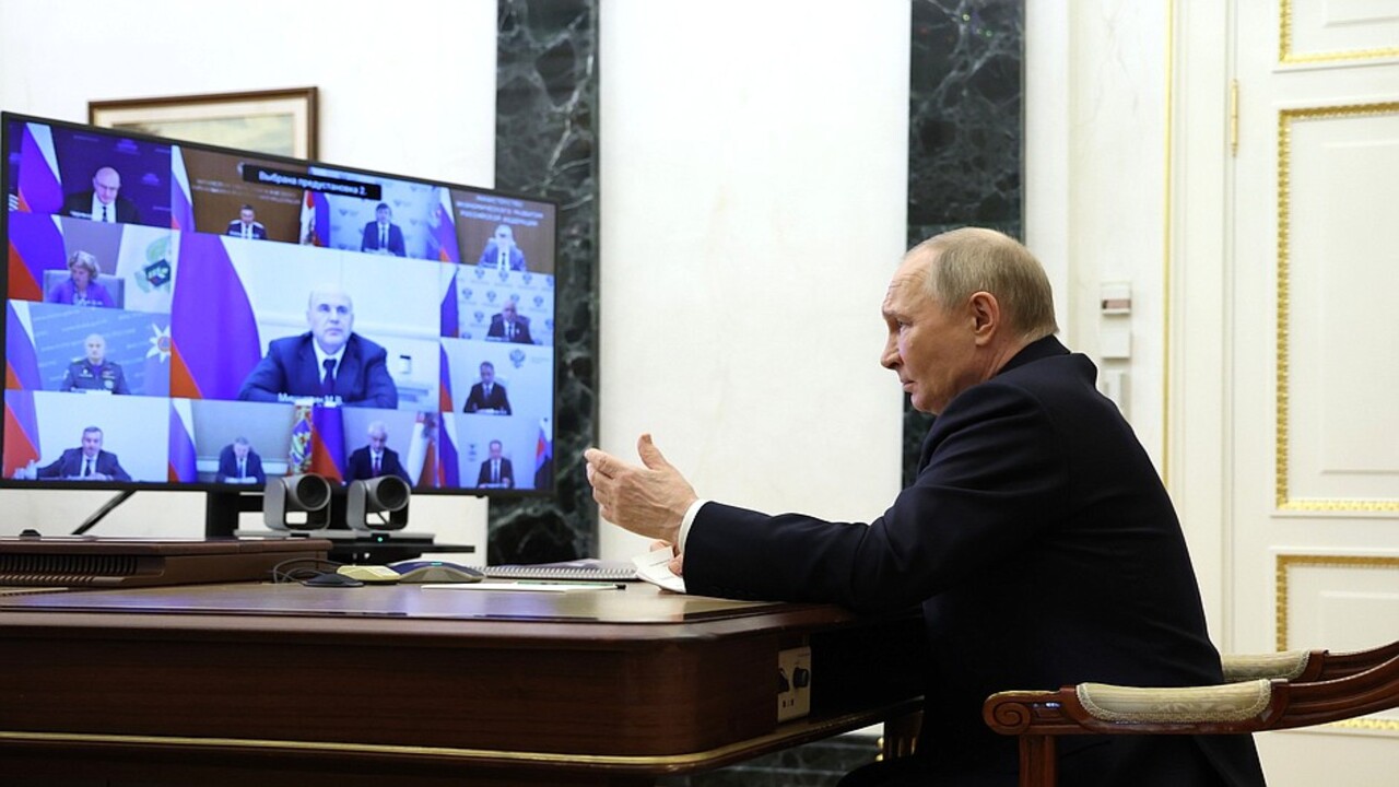 Владимир Путин проводит совещание с членами Правительства