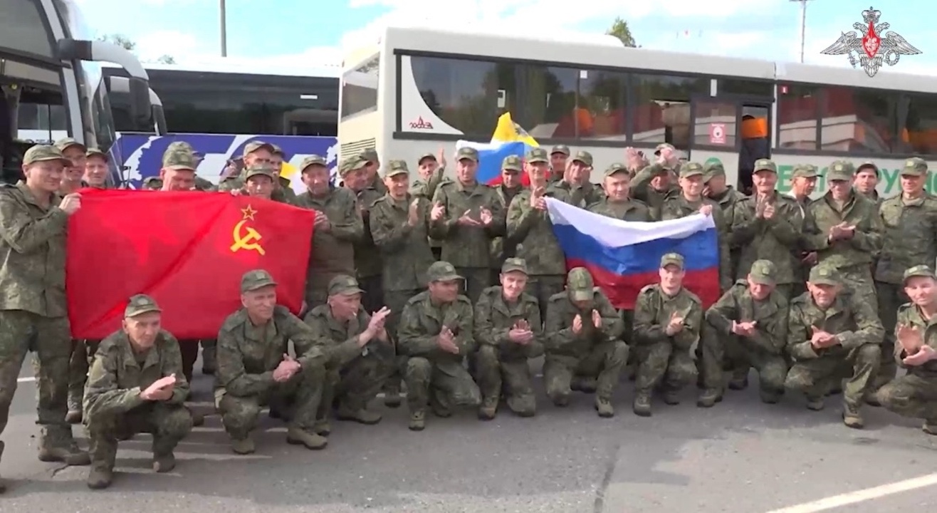 Кадры возвращения русских военных из украинского плена 