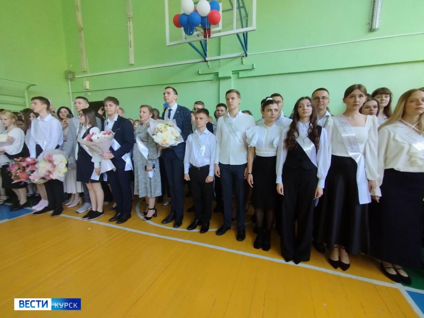 «Школьные годы чудесные»: в школах Курска и области сегодня раздаются последние звонки