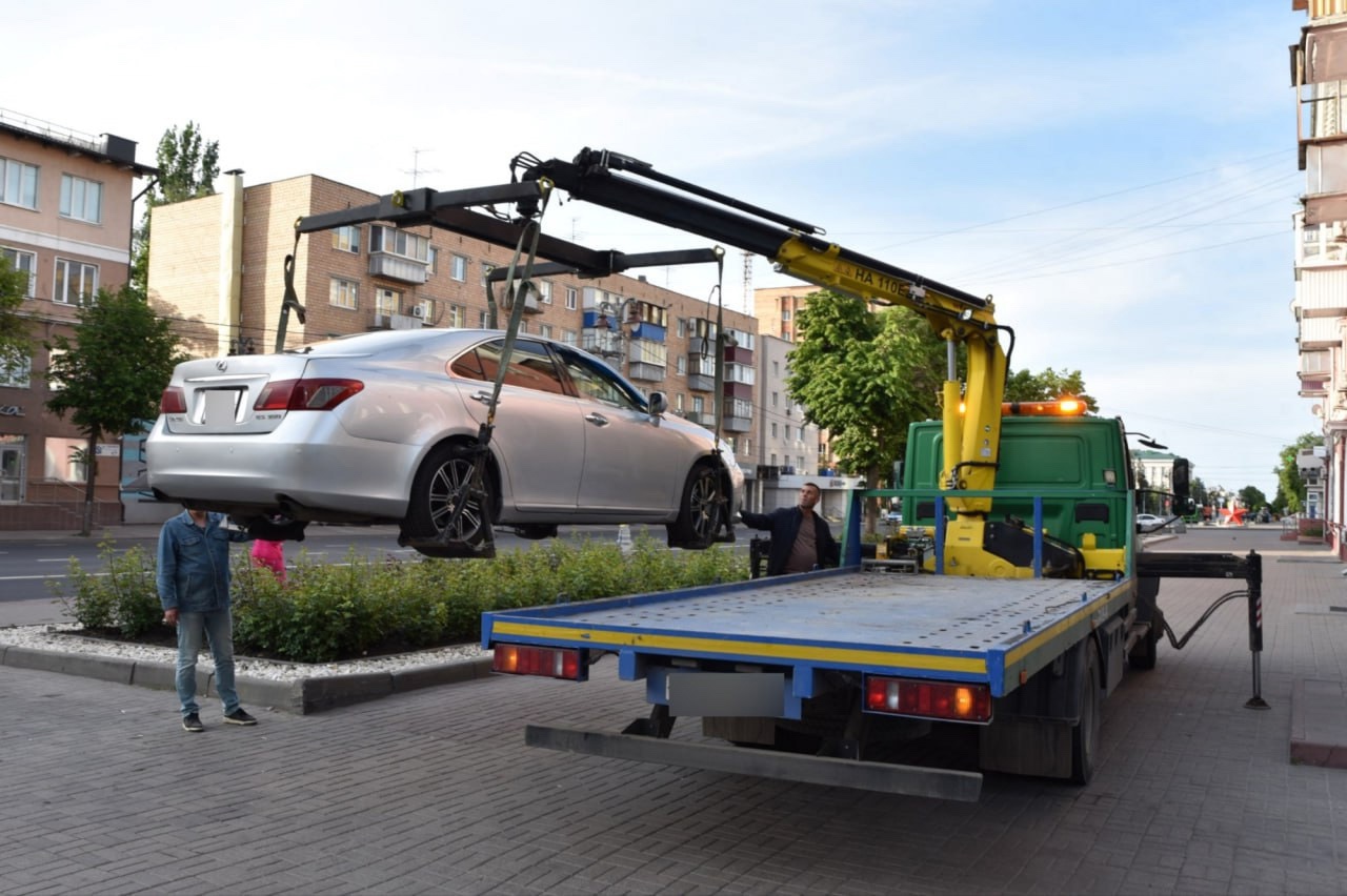 Авто на тротуаре в Курске — не пройдет