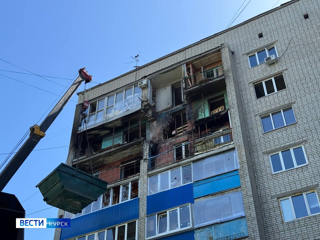 В Курске в пострадавшем от атак украинских БПЛА доме на ул. Заводской продолжаются ремонтные работы