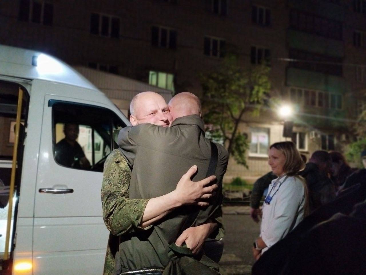 "Витя, Витя!": трогательные кадры возвращения 6 курян с территории Украины | ГТРК «Курск» "Витя, Витя!": трогательные кадры возвращения 6 курян с территории Украины