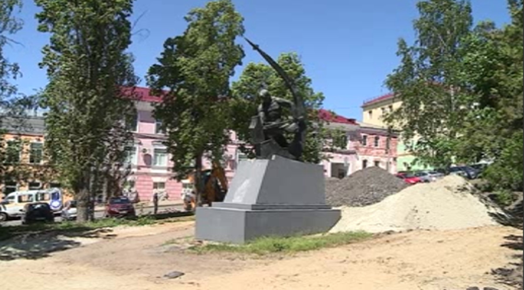 В Курске на пересечении улиц Радищева и Дзержинского продолжается благоустройство сквера "Спутник"