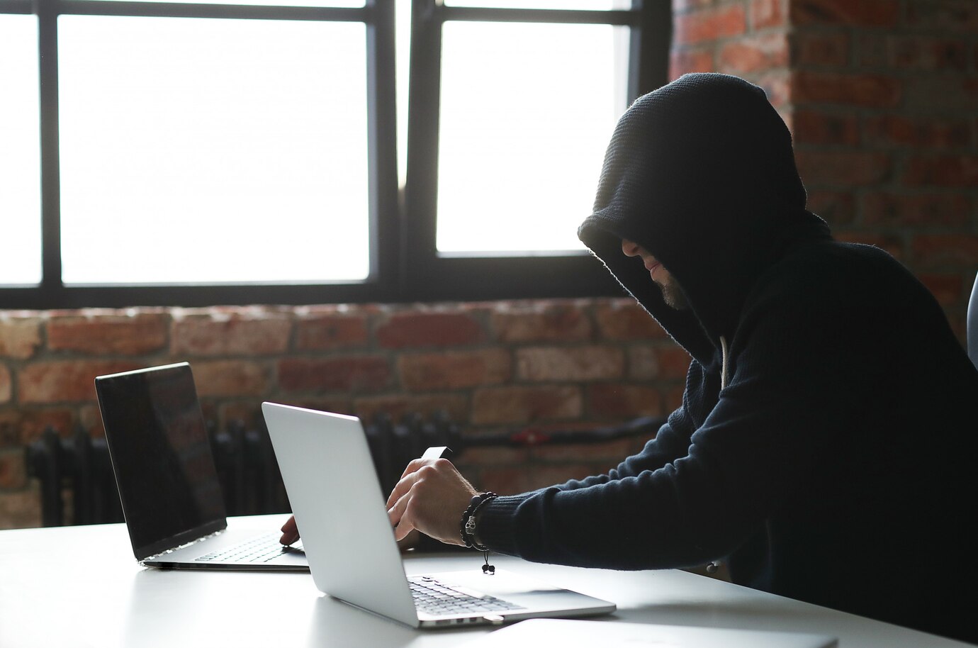 Трое курян стали жертвами мошенников, обещавших заработок на биржевых ставках и инвестициях