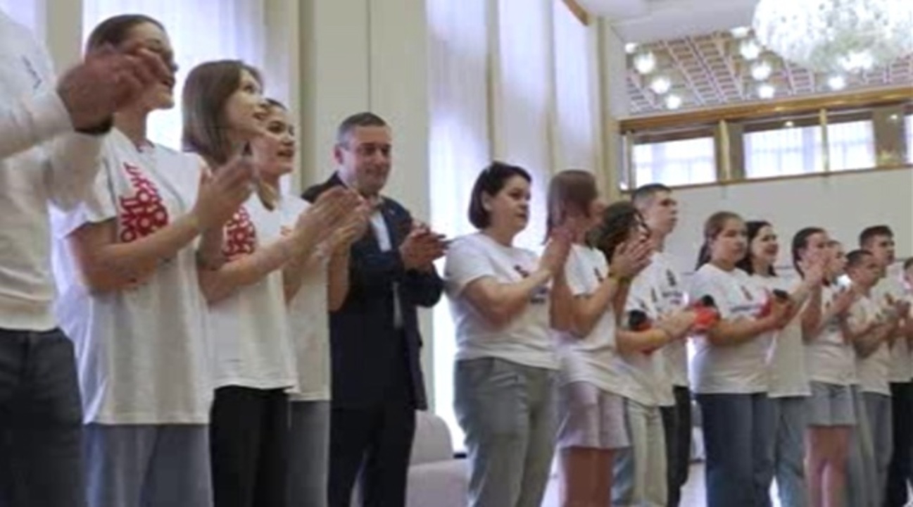 Сегодня 50 мальчишек и девчонок из курского приграничья отправились на отдых в "Орленок"
