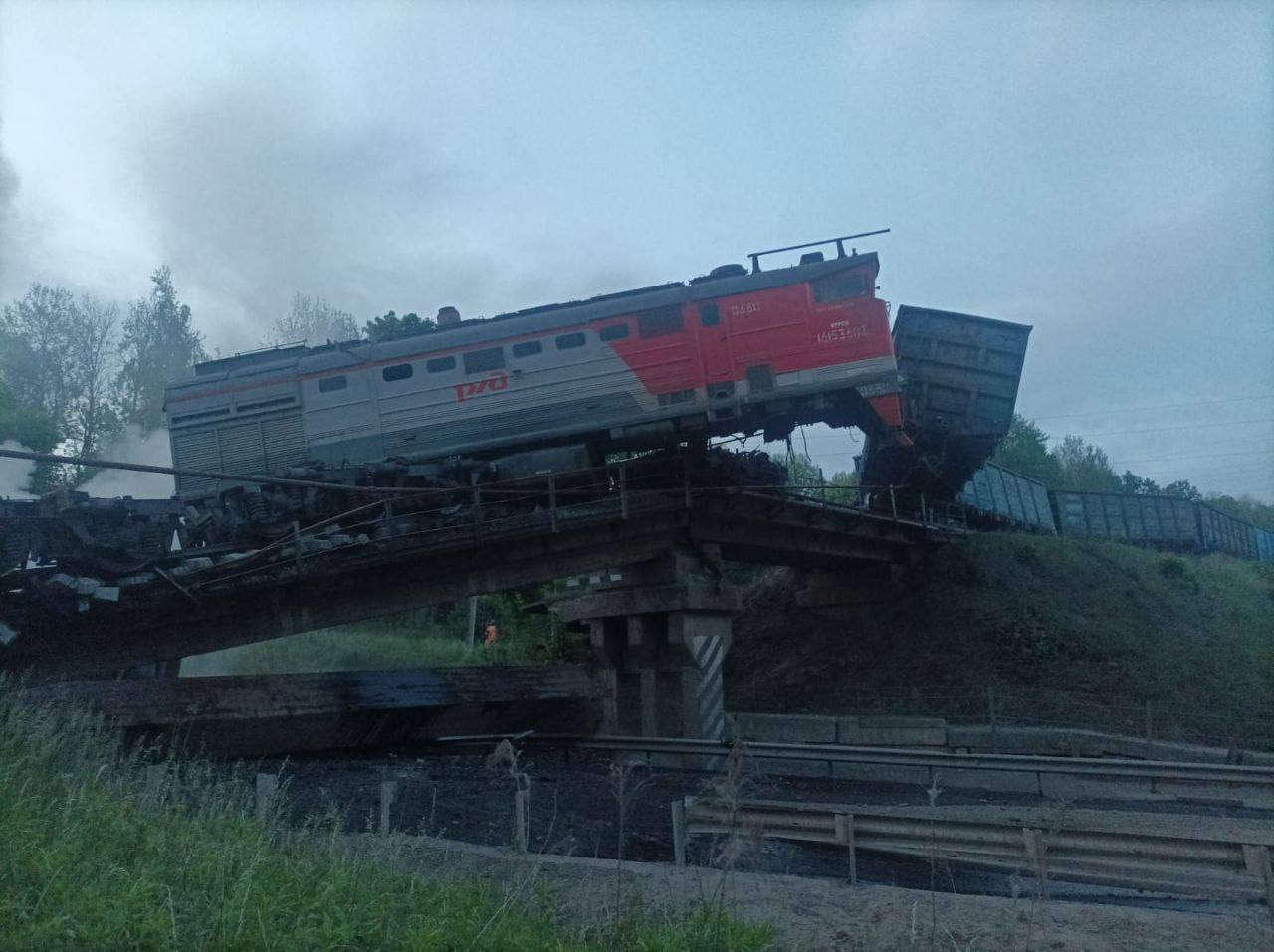 Из-за схода грузового поезда в Курской области трое сотрудников поездной бригады получили травмы различной степени тяжести