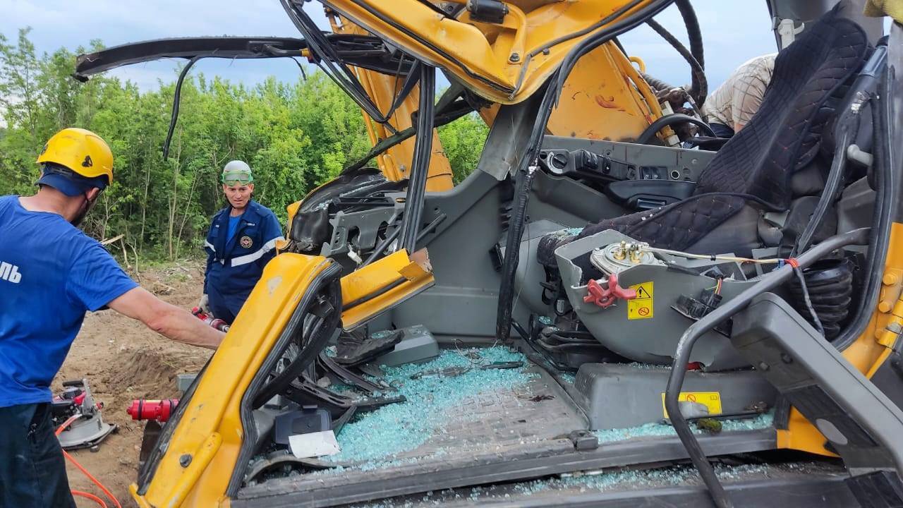 В Курске на кабину экскаватора упала бетонная плита: пострадал мужчина | ГТРК «Курск» В Курске на кабину экскаватора упала бетонная плита: пострадал мужчина