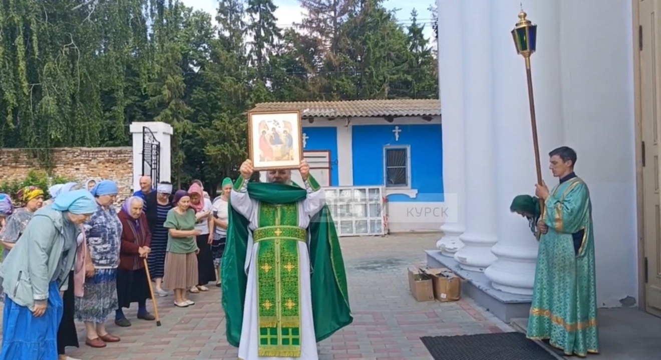 Крестный ход вокруг Успенского собора в Рыльске Курской области