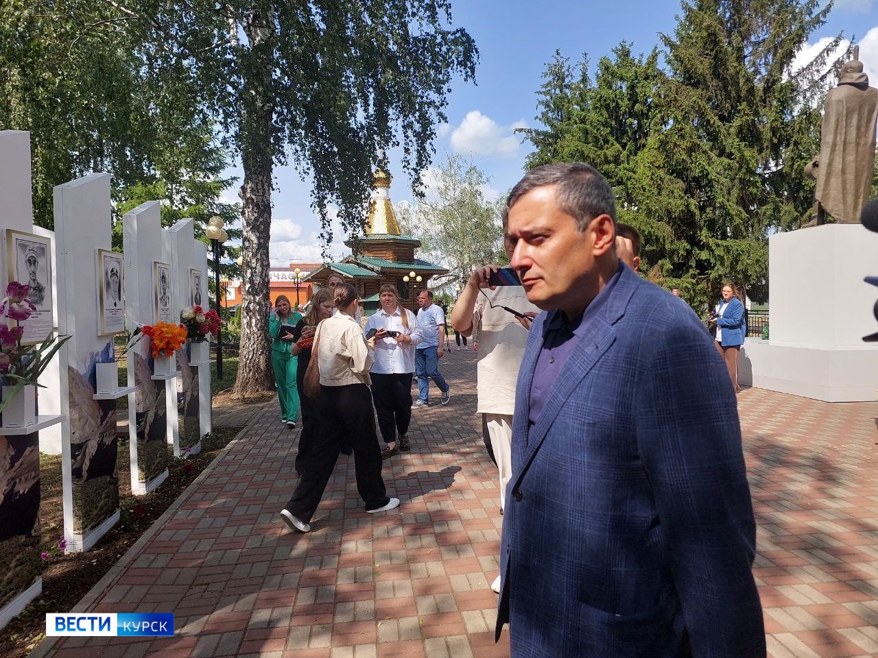 Врио губернатора Курской области посетил братскую могилу в Пристенском районе