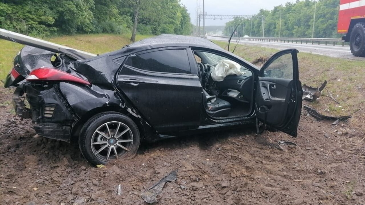 В Курской области автомобиль съехал в кювет