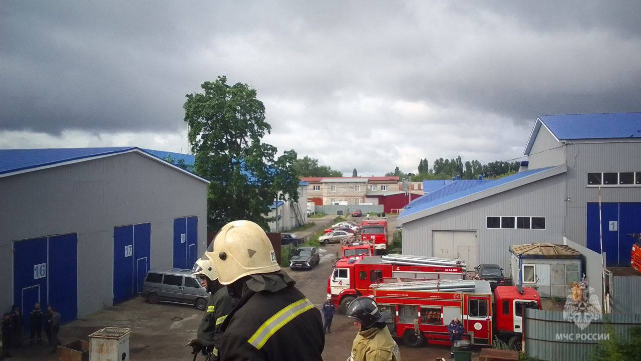 В Курске ликвидировали пожар в производственном здании на 2-м Моковском проезде