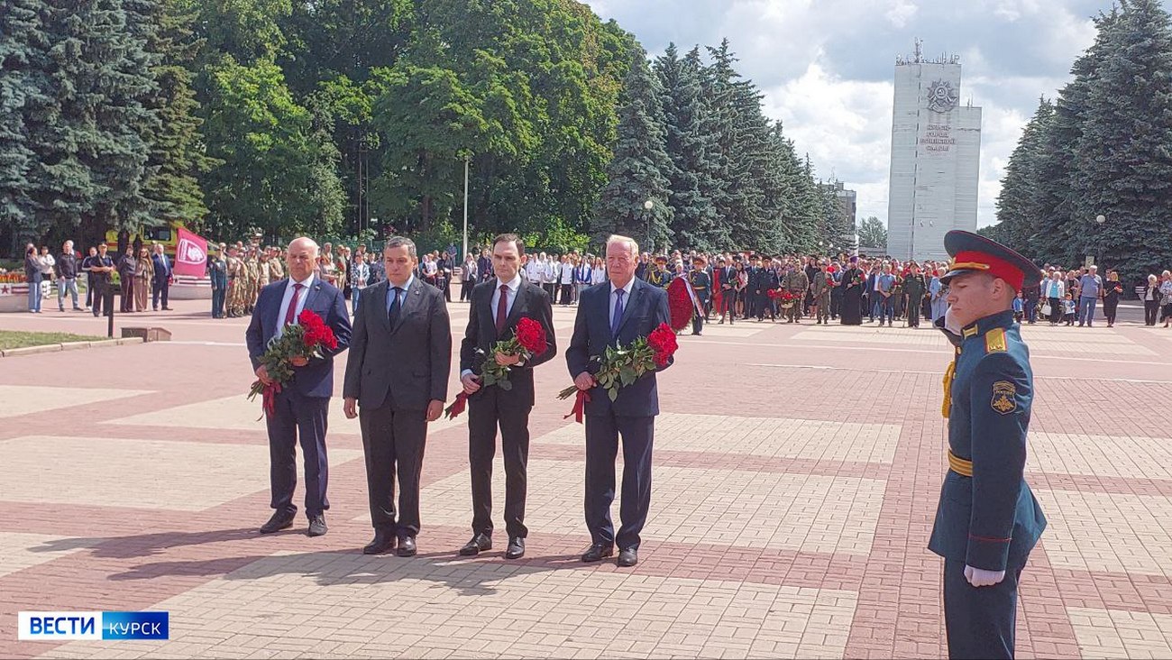 В Курске прошло возложение цветов к вечному огню