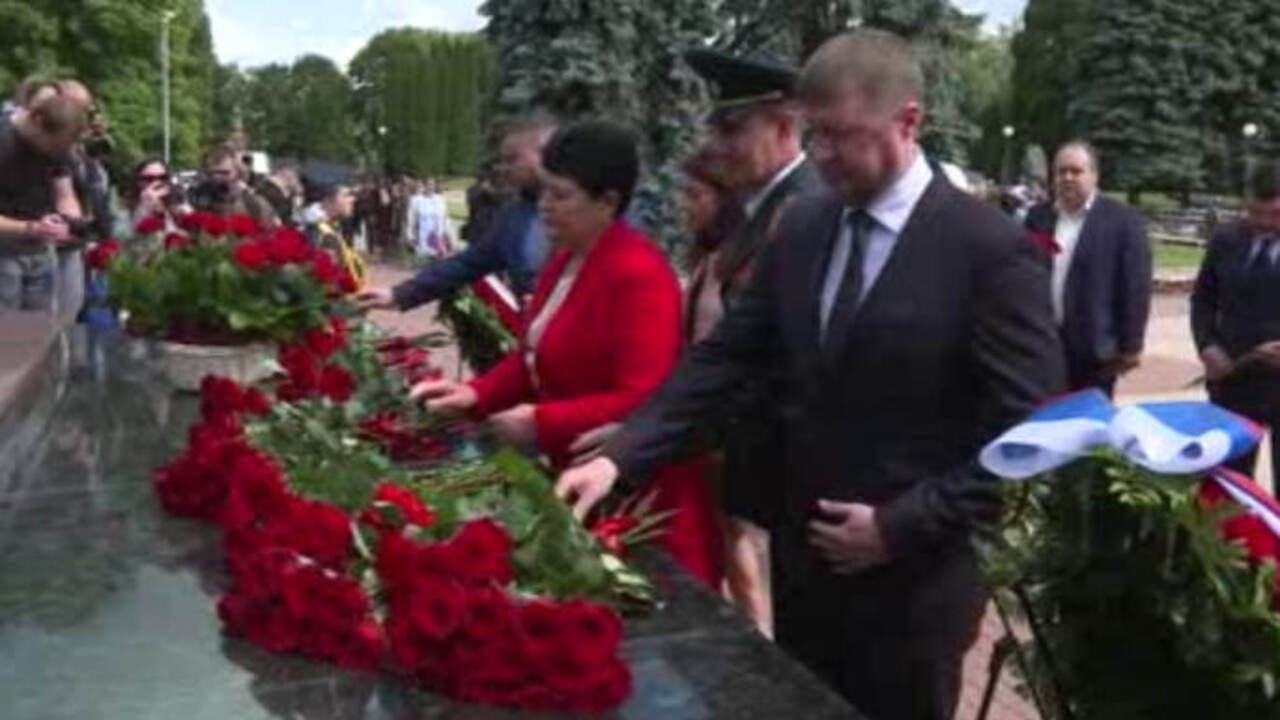 На мемориале павшим в Курске прошло возложение цветов и венков к вечному огню