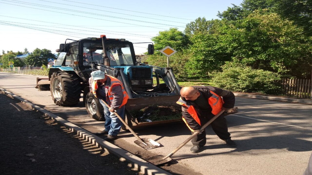 В Курске продолжаются работы по уборке города. | ГТРК «Курск» В Курске продолжаются работы по уборке города.