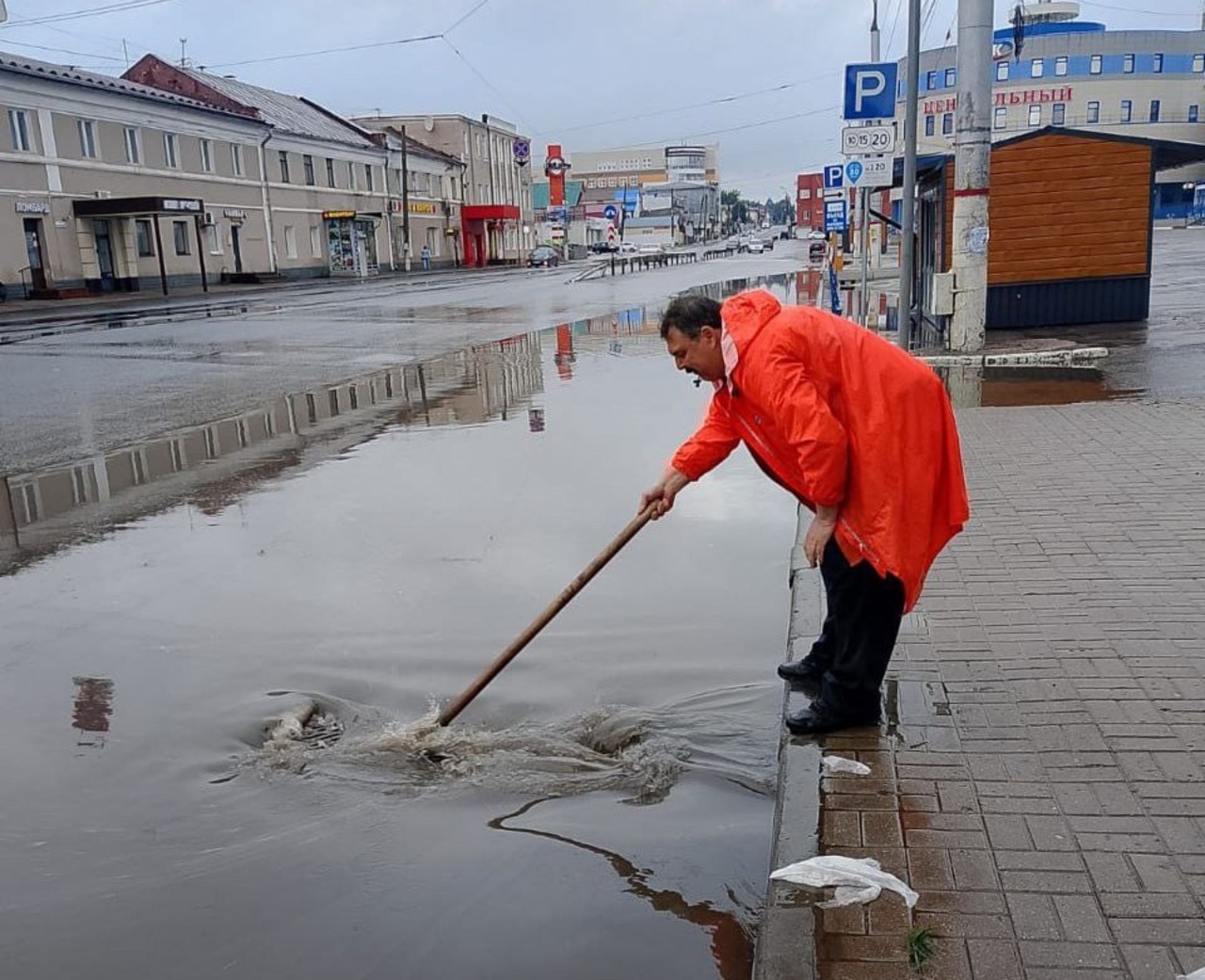 Тем временем в Курске очищают ливневые канализации