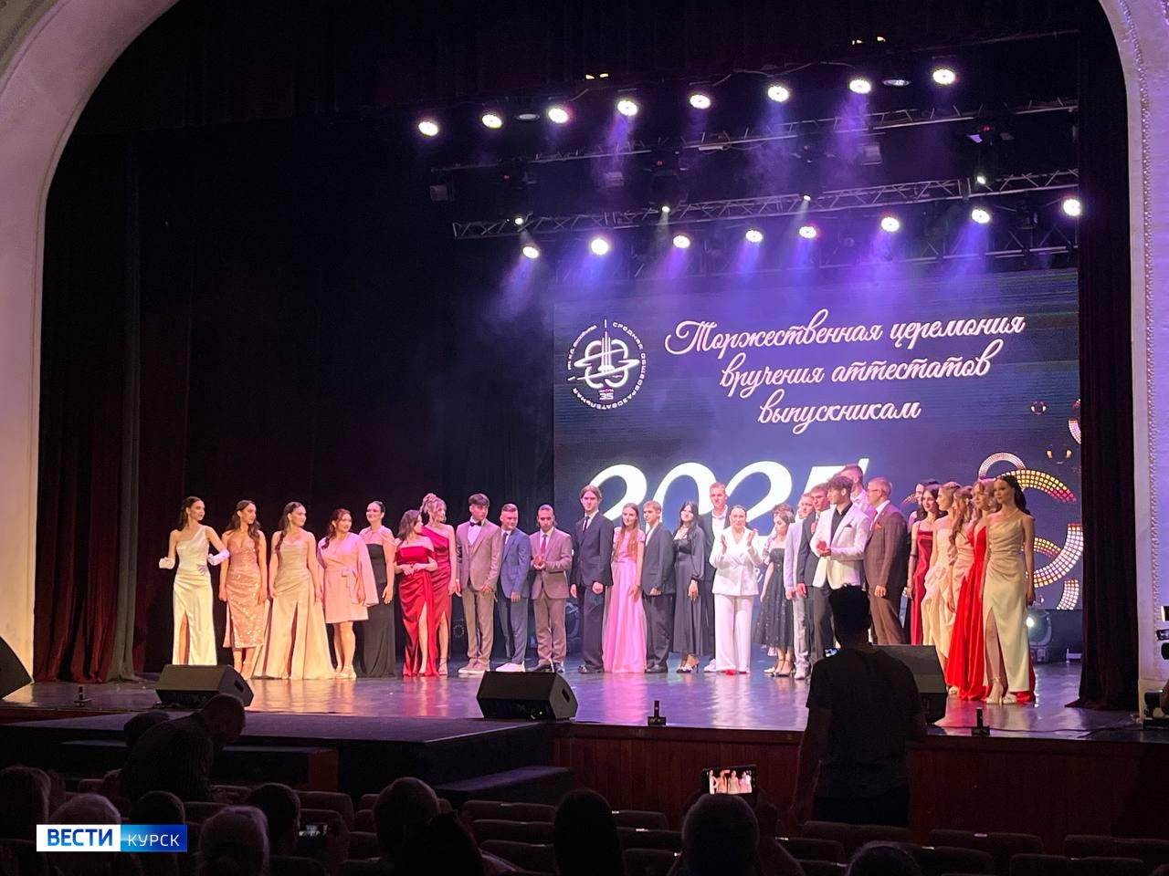 37 выпускников курской школы — почти половина медалисты