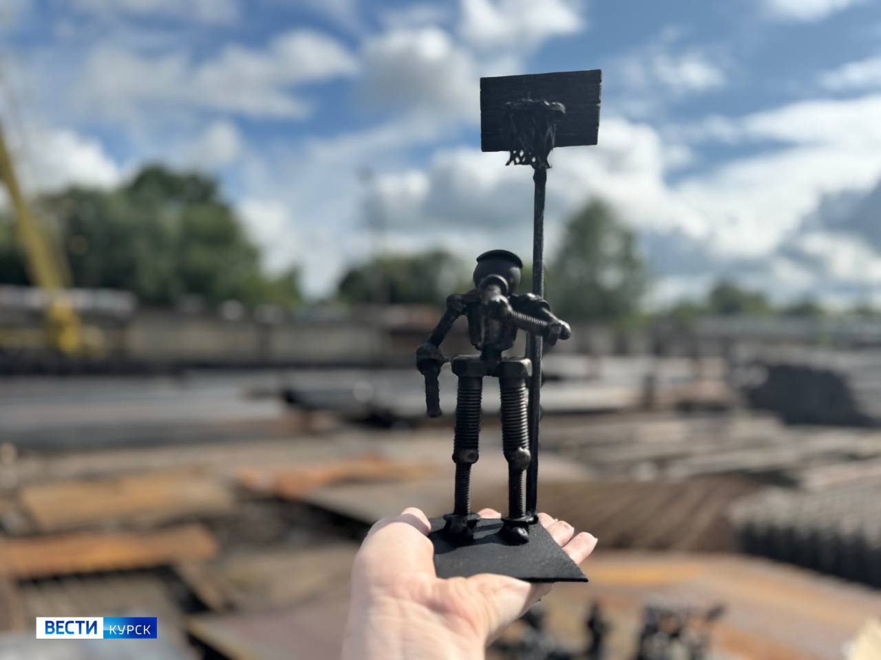 В курском Парке металлических монстров появилась миниатюра ко Дню спортивного журналиста