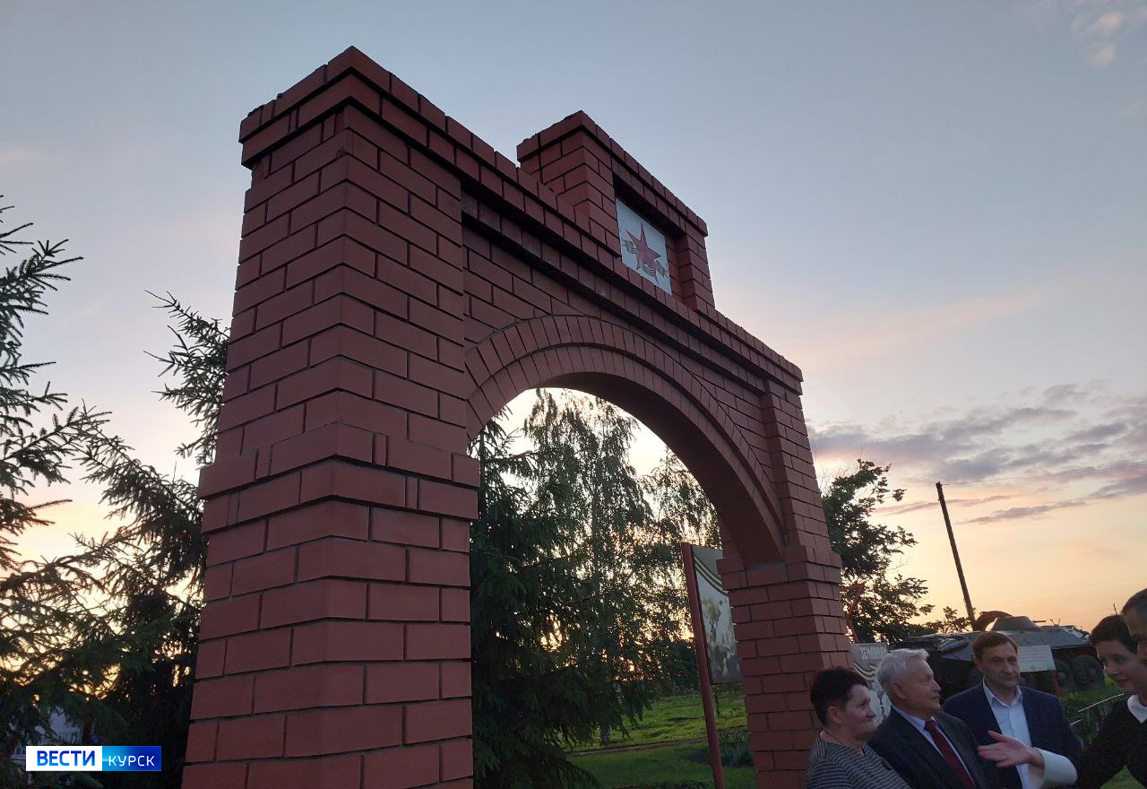 Глава Курской области посетил мемориальный комплекс «Воинам-землякам» в Советском районе