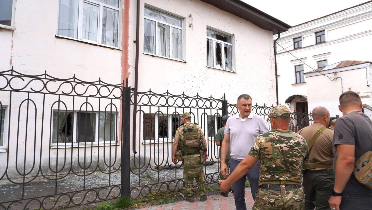 Украинский беспилотник ударил в центр Рыльска Курской области