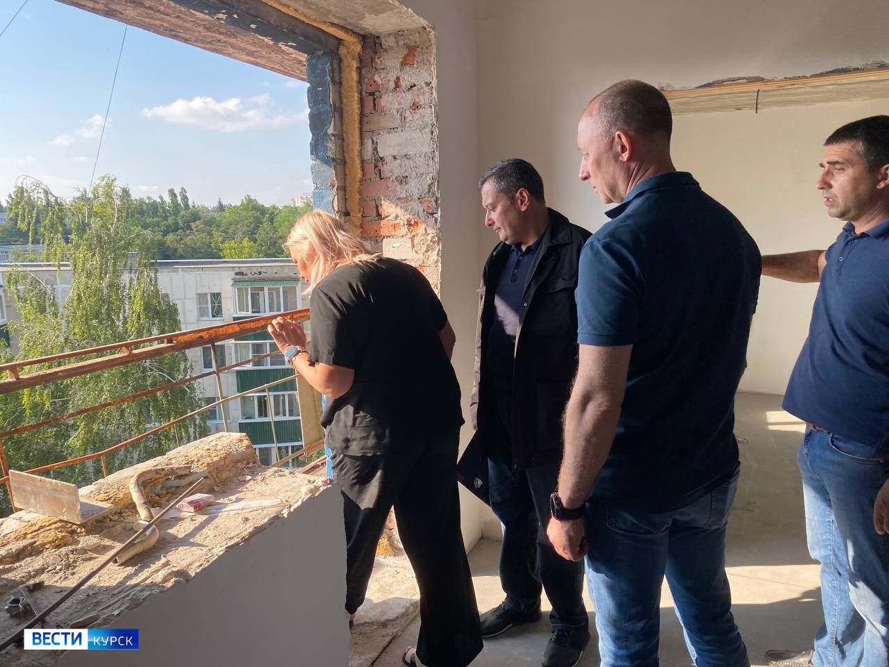 Врио губернатора Курской области Александр Хинштейн осмотрел дома, пострадавшие от атаки ВСУ в апреле