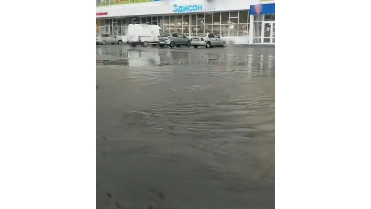 В Курске ливневки на Льговском повороте ушли под воду 