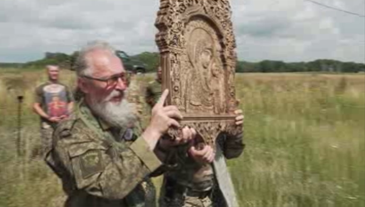 С ними Георгий Победоносец и Серафим Саровский, Курская-Коренная и Казанская