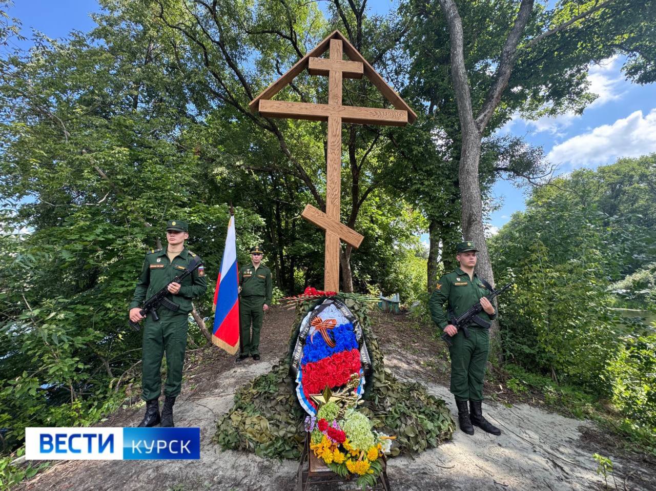 На острове Палей установили крест в память о курянах, погибших от рук фашистов в 1943 году