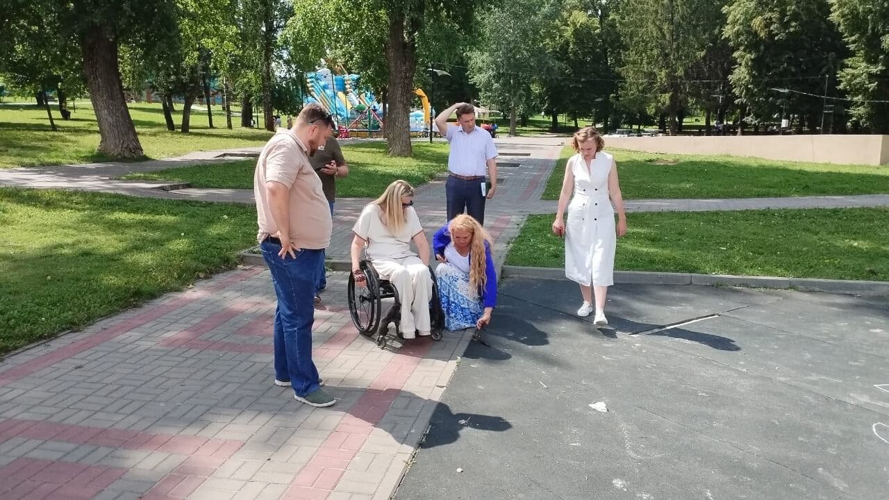 В Курске бордюры мешают проезду инвалидным коляскам