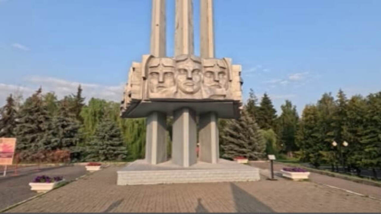 Владимир Цой осмотрел памятники в Курске, посвященные Великой Отечественной войне