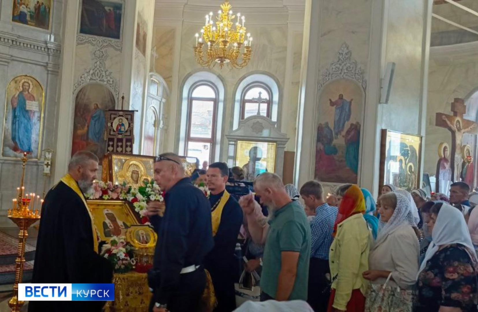 Прямо сейчас сотни курян объединились в молитве
