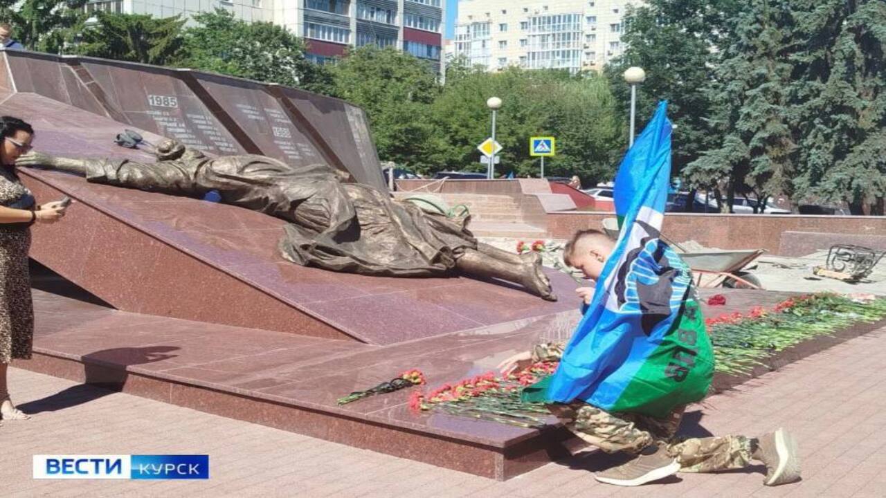 Александр Хинштейн поздравил десантников с 95-летием создания Воздушно-десантных войск
