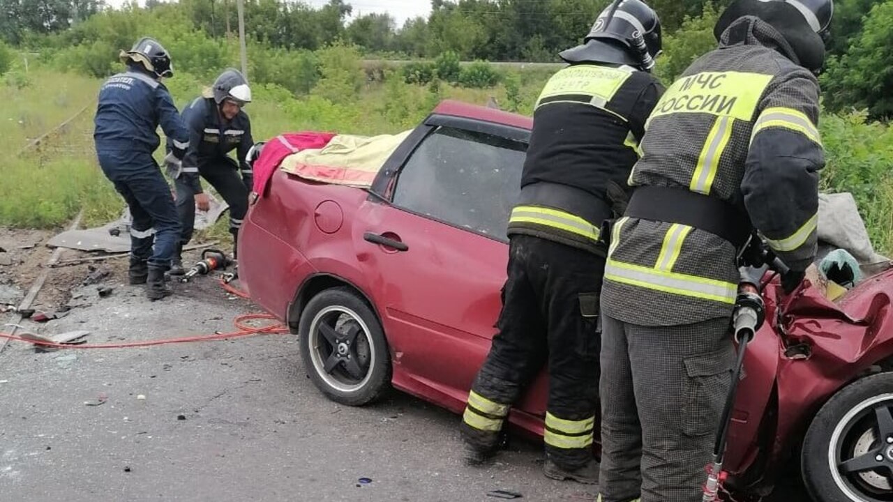 В Курской области трое погибших в результате столкновения "легковушки" и тепловоза