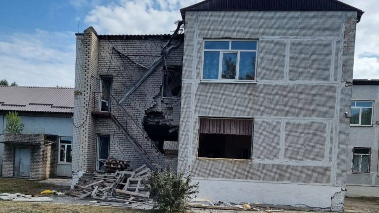 Обломки сбитых БПЛА повредили здания в трех районах Курской области | ГТРК «Курск» Обломки сбитых БПЛА повредили здания в трех районах Курской области