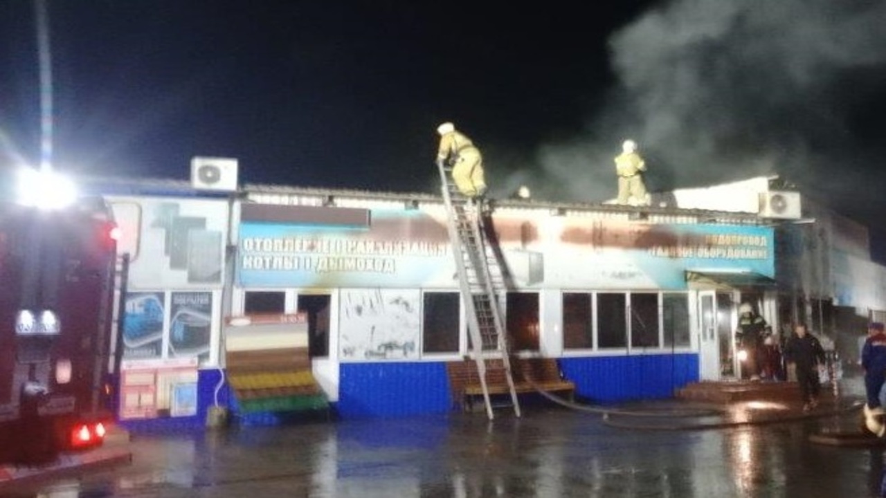 Пожар в магазине стройматериалов в Курской области