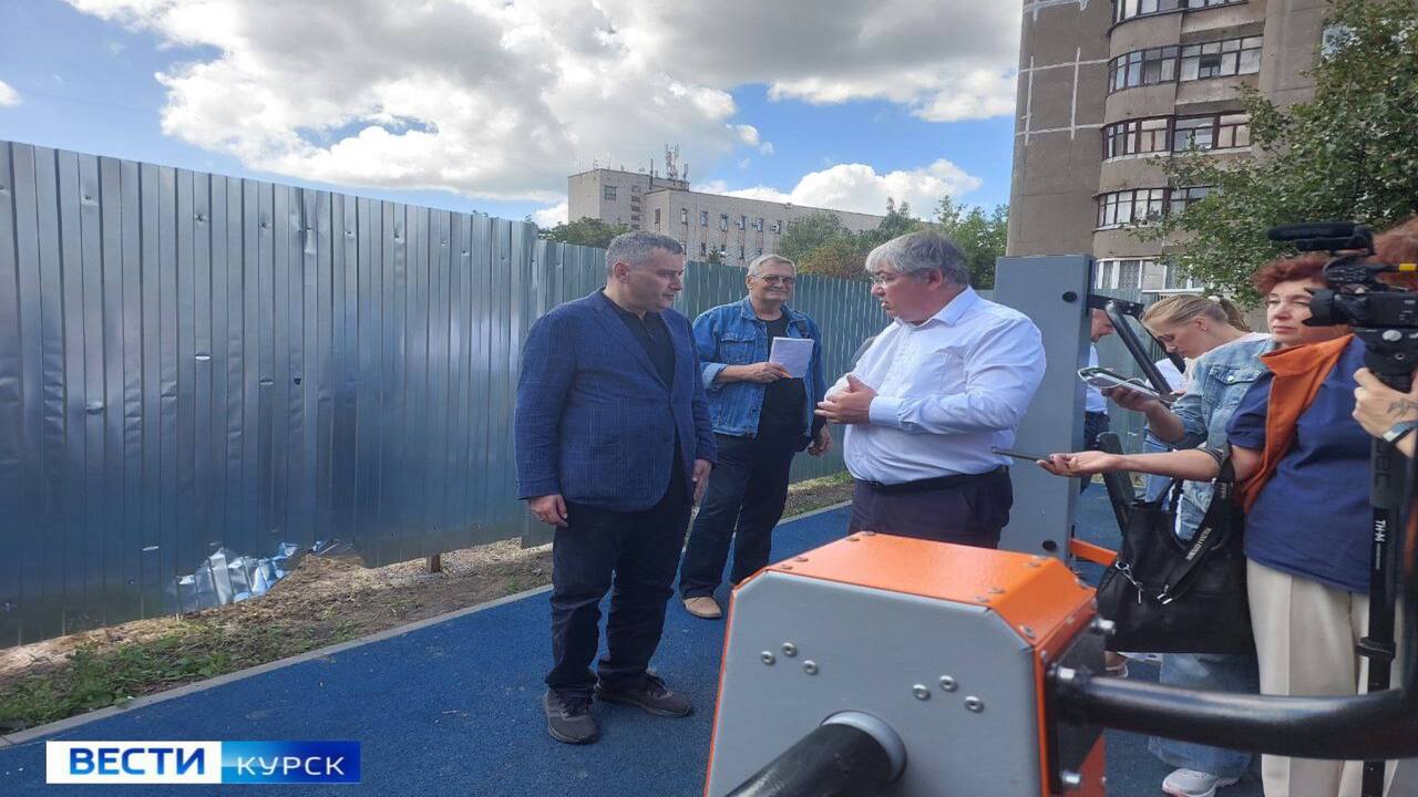 Александр Хинштейн разбирается со стройкой "в метре" от дома в Железногорске Курской области