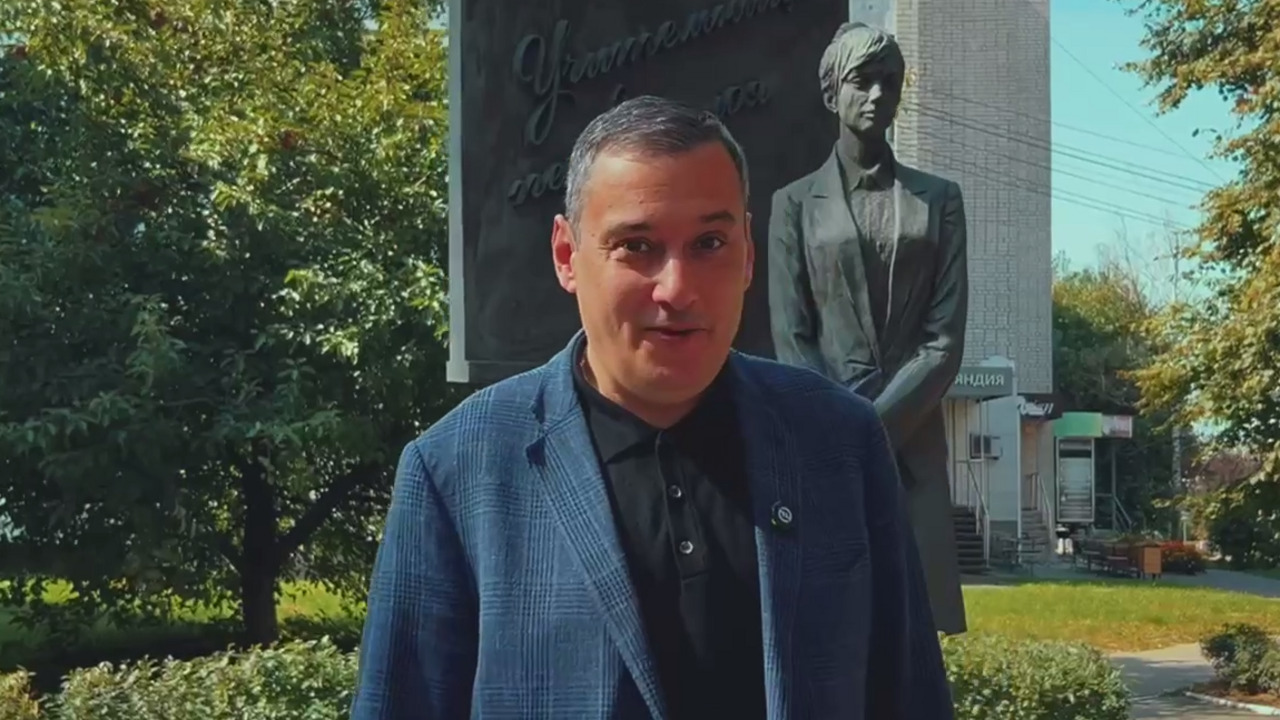 Александр Хинштейн призвал курян вспомнить свою первую учительницу | ГТРК «Курск» Александр Хинштейн призвал курян вспомнить свою первую учительницу