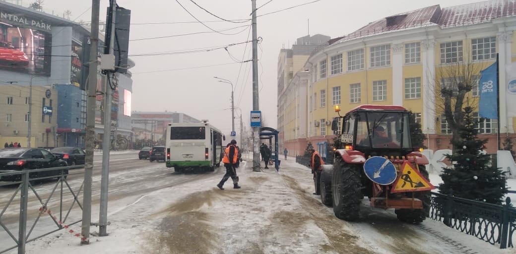 В Курске снег убирают 63 единицы техники