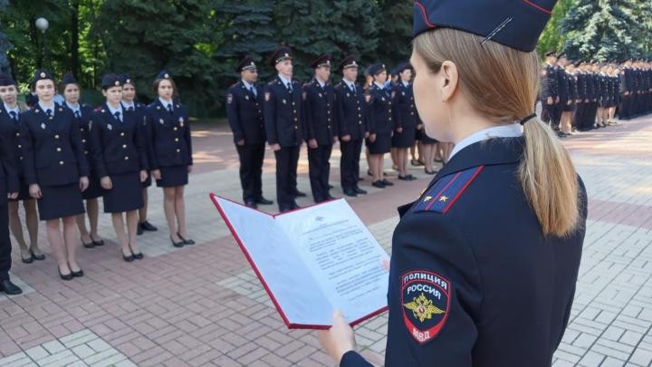 В Курске около 100 молодых полицейских присягнули на службу России и закону | ГТРК «Курск»