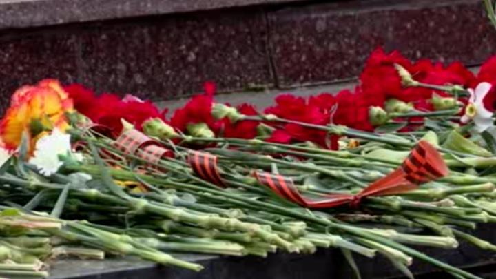 Студенты из Центральной Азии, проходящие обучение в Курске, возложили цветы к вечному огню Студенты из Центральной Азии, проходящие обучение в Курске, возложили цветы к вечному огню | ГТРК «Курск»